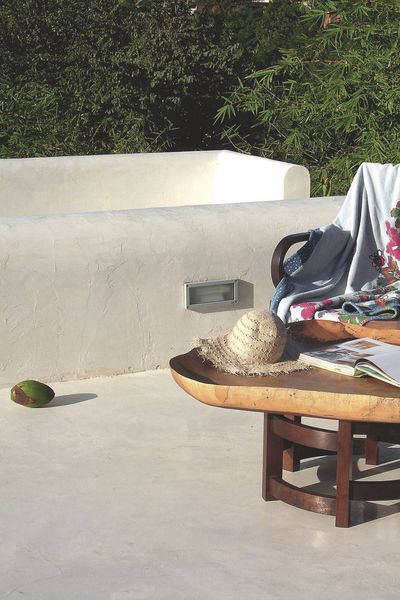 Decorative outdoor wall surface in Alasca