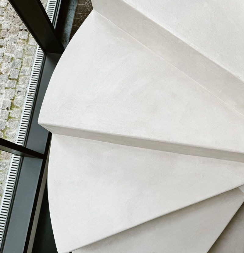 Decorative stair treads in Blanco