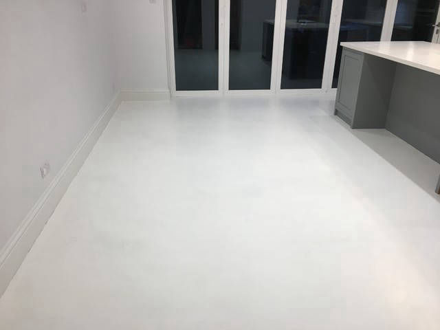 Light-coloured interior flooring in Blanco