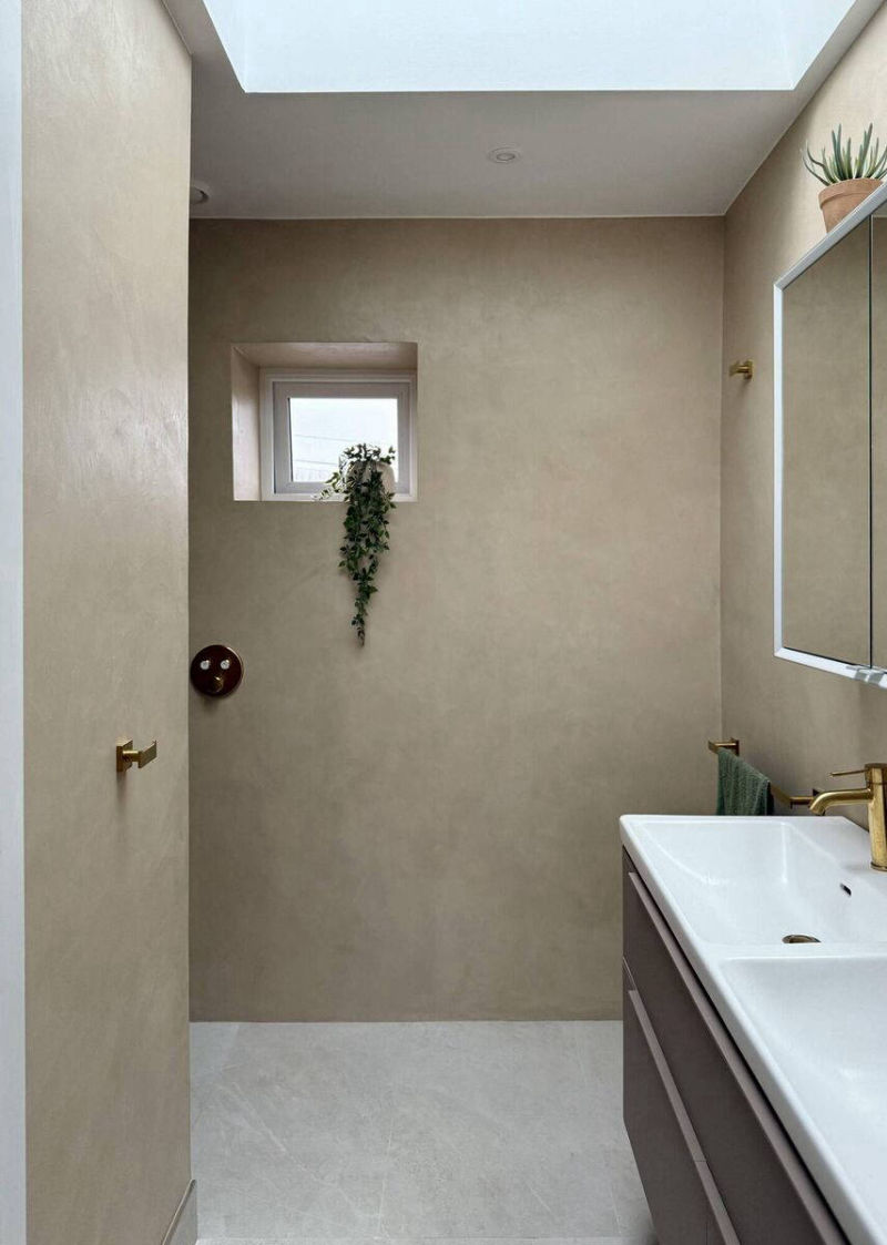 Decorative bathroom surfaces in Cafe