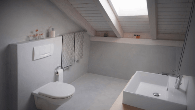 Light-coloured bathroom surfaces in Craie