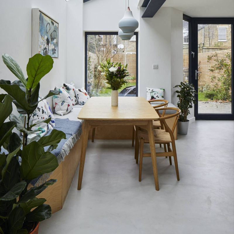 Decorative dining area flooring in Craie