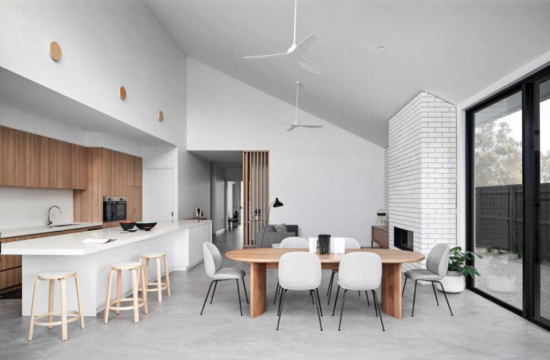Light-coloured kitchen and dining area flooring in Craie