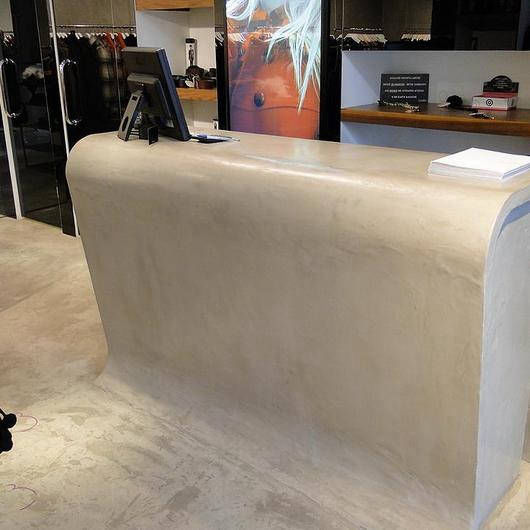 Light-coloured reception desk with rounded corners