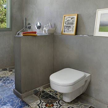 Decorative bathroom partition wall in Opale