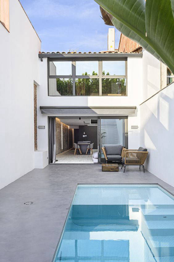 Decorative pool surround finish in Opale