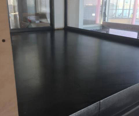 Dark glossy floor finish in Perle