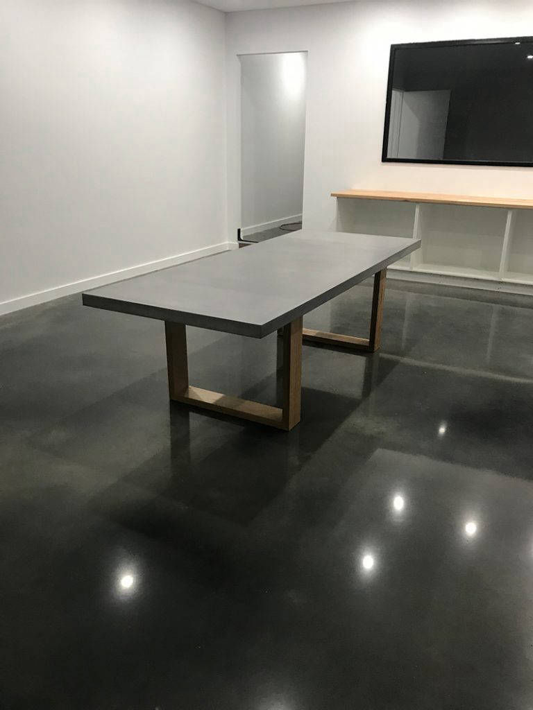 Dark interior floor finish in Perle