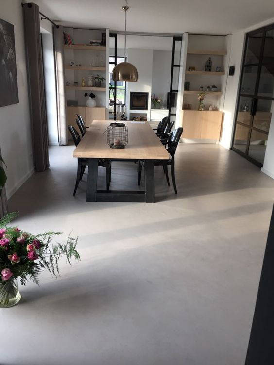 Cohesive floor surface around a dining table